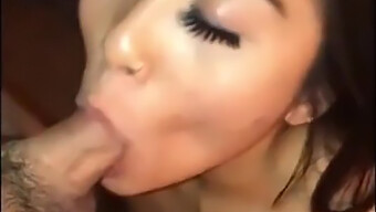 Kekasih Asia Yang Menakjubkan Memberikan Blowjob Dan Menerima Cumshot.