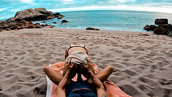 Pasangan Eropa Amatir Menikmati Seks Di Pantai Saat Liburan