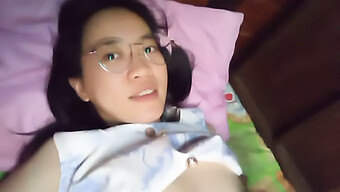 Video Voyeurist Cu O Milf Asiatică Care Se Face Plăcere Acasă