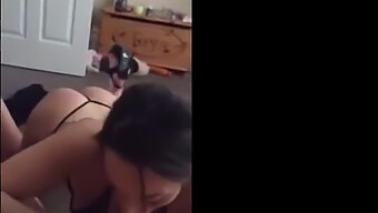 Gadis Putih Amatur Memberikan Blowjob Dalam Video Hd.